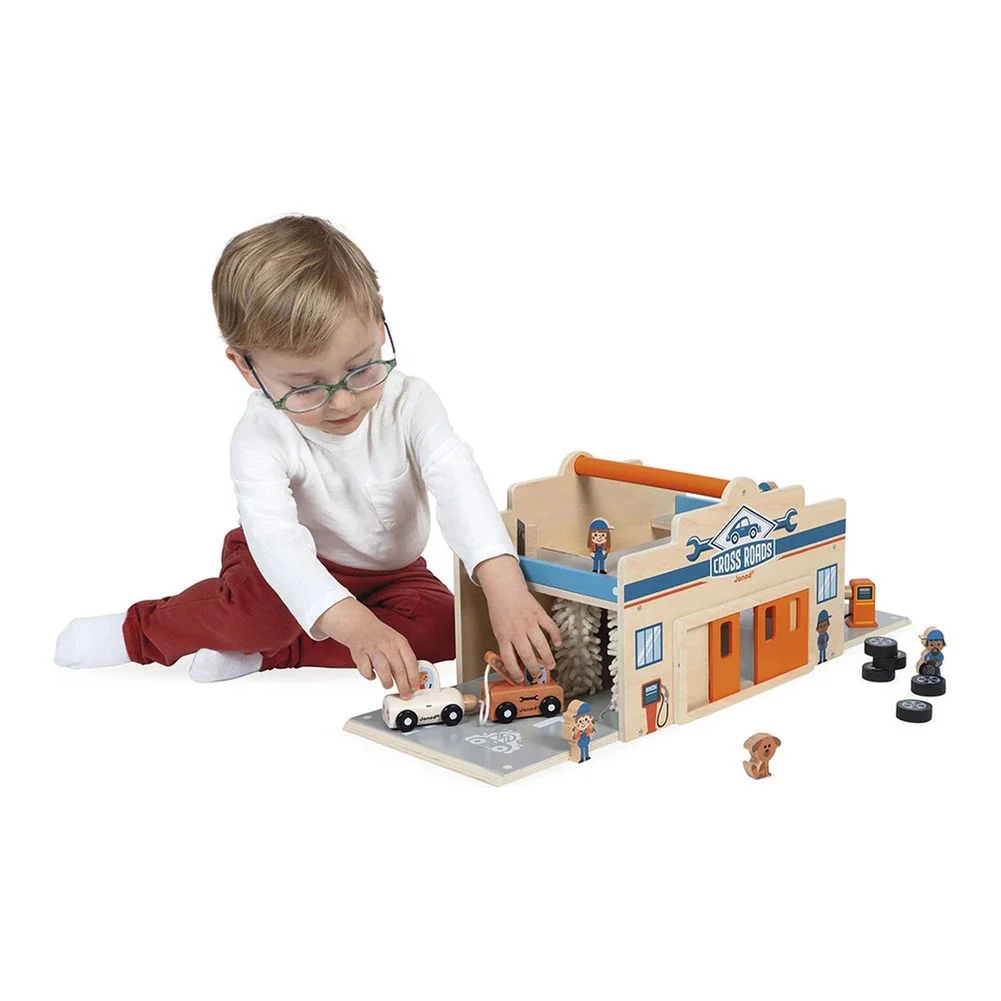 Janod Cross Roads Garage Wooden Playset - Image 3