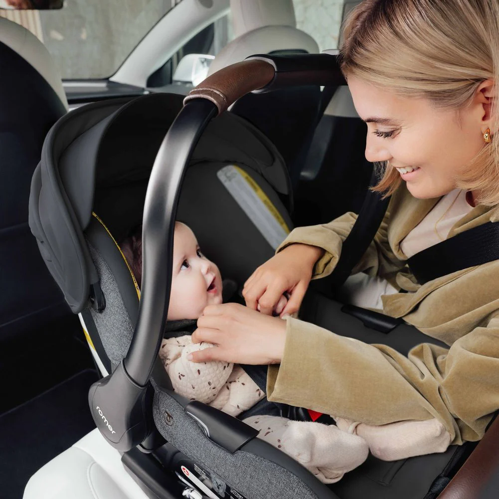 Romer Juni Infant Car Seat with Versa Base - Image 9